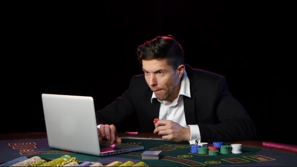 online casino spieler mit laptop und jetons